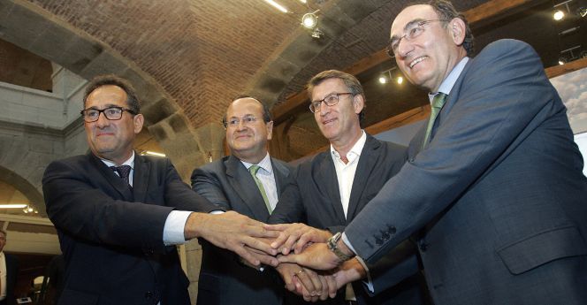 Los presidentes de Iberdrola, Ignacio Galán; Windar, Orlando Alonso Villarón, y la empresa pública naval Navantia, José Manuel Revuelta, junto al presidente de la Xunta, Alberto Núñez Feijoo, tras la firma de un contrato.