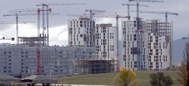En la imagen, varios edificios en construcción