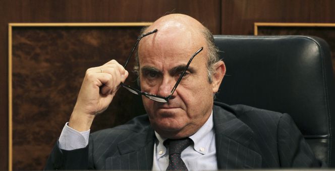 GRA133. MADRID, 08092016.- Fotografía de archivo del 31 de agosto de 2016 del ministro de Economía, Luis de Guindos, que comparecerá en un pleno extraordinario, según acordó hoy la Junta de Portavoces del Congreso, con el apoyo de la mayoría de los grupos salvo el PP, para explicar el nombramiento y renuncia de José Manuel Soria como director ejecutivo del Banco Mundial. EFEArchivoMariscal
