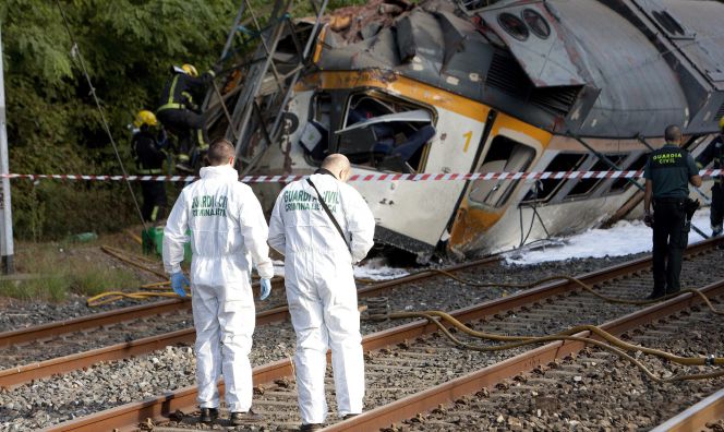 Agentes de la Guardia Civil junto al tren descarrilado esta mañana en las inmediaciones de la estación de tren de O Porriño (Pontevedra).