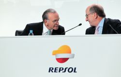 Los presidentes de Fundación La Caixa, Isidro Fainé, y Repsol, Antonio Brufau, en la última junta de la petrolera.