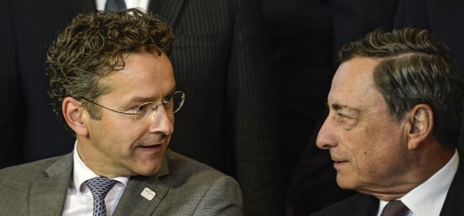 El presidente del Eurogrupo, Jeroen Dijsselbloem y el presidente del Banco Central Europeo (BCE) Mario Draghi conversan durante la foto de familia de la reunión de los ministros de Economía y Finanzas de la zona de euro en Bratislava.