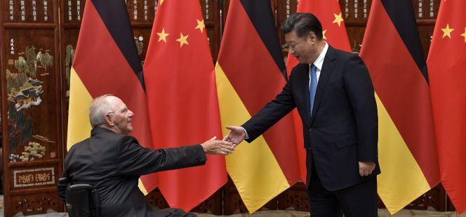 El ministro de Finanzas alemán Wolfgang Schäuble (i) saluda al presidente chino Xi Jinping (d) durante un encuentro bilateral.
