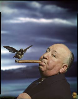 Fotografía de Philippe Halsman retratando al cineasta Alfred Hitchcock.