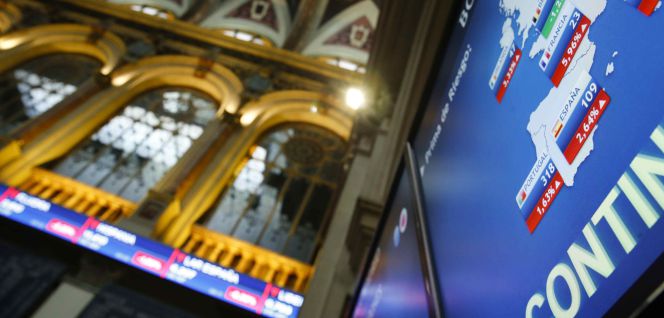 Imagen de la prima de riesgo reflejada en un panel de la bolsa de Madrid.