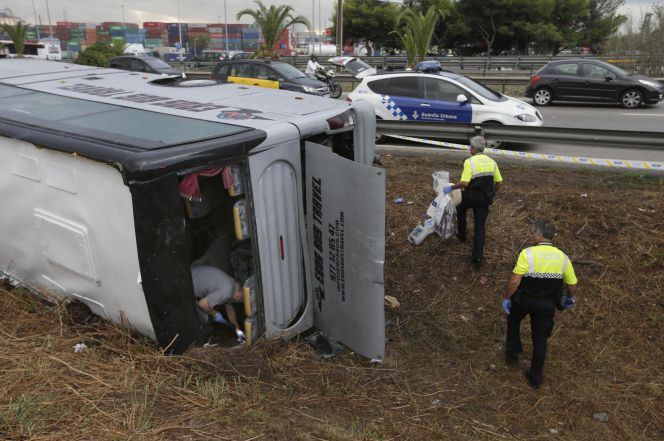 Efectivos de la Guardia Urbana inspeccionan el autobús que transportaba a 23 turistas alemanes que se dirigían al aeropuerto