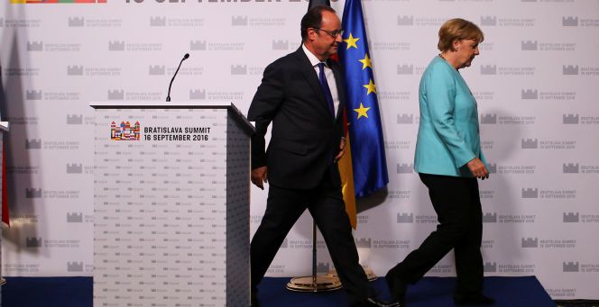 El presidente francés François Hollande y la canciller alemana Angela Merkel, tras la rueda de prensa celebrada en Bratislava. REUTERS
