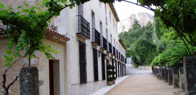 Balneario, con la Serranía de Cuenca al fondo.