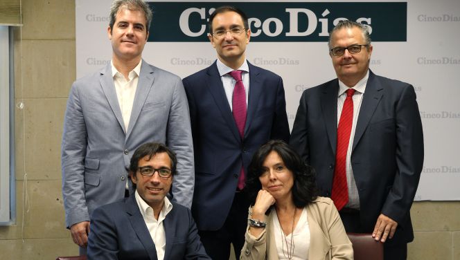 De pie y de izquierda a derecha; Christian Palomino (Meliá Hotels International), Juan F. Gago (Minsait-Indra), Felipe Amores (Fábrica Nacional de Moneda y Timbre); sentados, José Cabanas (Estrella Galicia) y Mar Pereira (Agencia para la Modernización Tecnológica de Galicia). rn rn