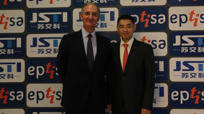 Luis Villarroya, consejero delegado de Eptisa, y el nuevo presidente de la ingeniería española, Wang Junhua.