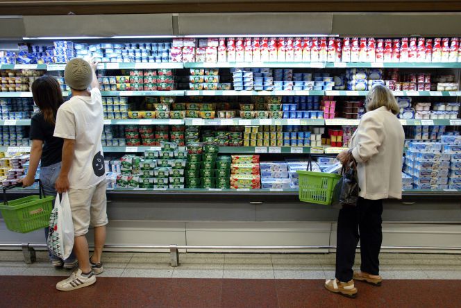 Lineales de un supermercado con productos lácteos.