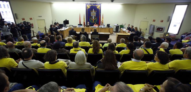 Algunas de las personas afectadas por el caso de las preferentes de Caja Madrid, durante la última vista del juicio celebrada hoy en los juzgados de Plaza de Castilla, donde las partes harán públicas sus conclusiones. EFEÁngel Díaz