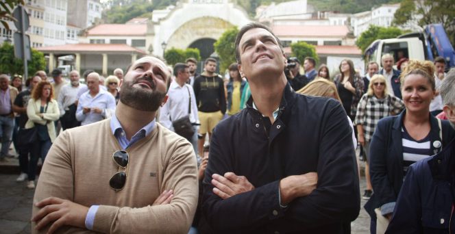 El secretario general del PSOE, Pedro Sánchez (d), durante el paseo que ha dado hoy por el concello coruñés de Pontedeume en compañía del alcalde, Bernardo Piñeiro.