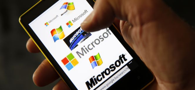 Pantalla de un móvil con varias versiones del logotipo de Microsoft.