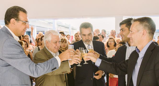 De izquierda a derecha: Manuel Luis Méndez Martín, concejal del Área de Desarrollo Económico y Políticas de Empleo del Ayuntamiento de Adeje; Amid Achi, promotor del Centro Comercial el Galeón; José Miguel Rodriguez Fraga, Alcalde del Ayuntamiento de Adeje; Dhiraj Chhabria, representante del Consejo de Administración de Fund Grube; Hugo Dosil, director general de Fund Grube.