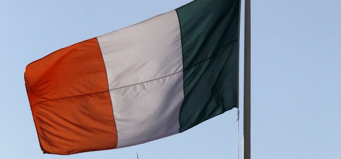 Bandera de Irlanda en la oficina central de correos de Dublín.