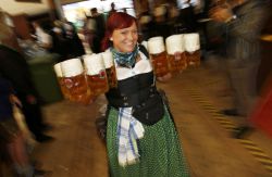 Una camarera lleva las jarras de cerveza a los asistentes al Oktoberfest.