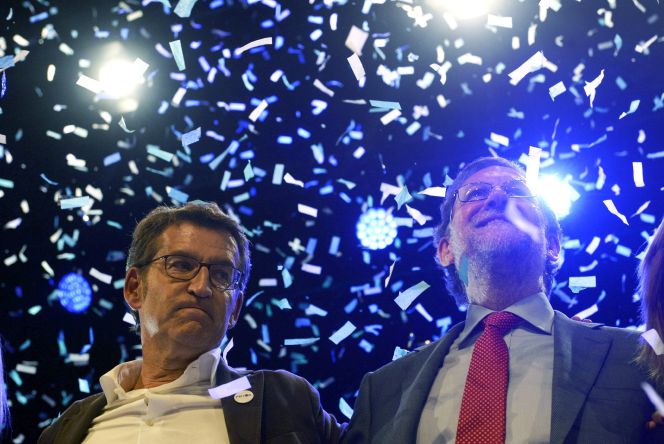El candidato del Partido Popular a la Xunta de Galicia, Alberto Núñez Feijóo (i), acompañado por el presidente del gobierno en funciones, Mariano Rajoy, durante el acto de cierre de campaña