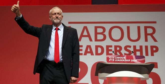 Jeremy Corbyn saluda a los miembros de su partido tras ser reelegido como líder de los laboristas británicos.