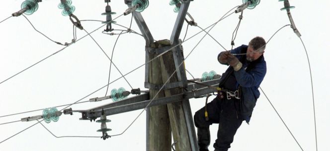 Operario reparando un cable de la compañía eléctrica RWE en Alemania.