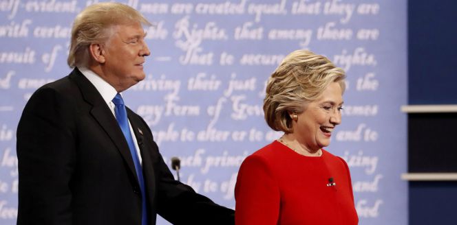 El candidato republicano, Donald Trump (izquierda), y la demócrata, Hillary Clinton, al término del debate.
