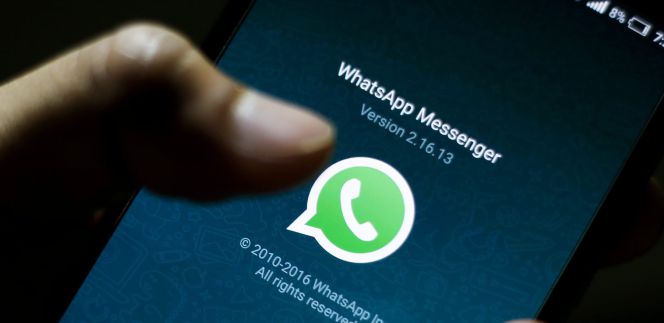 Vista del logotipo del servicio de mensajería instantánea en internet WhatsApp, propiedad de Facebook, en un teléfono inteligente.