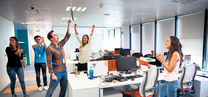 Un empleado hace sonar el gong que anuncia que una nueva empresa está activa en Amazon y comercializa sus productos a través de su web o usa también su área de logística.
