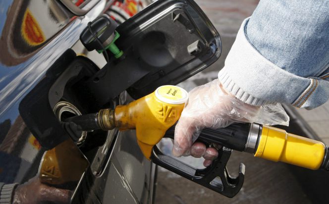 Un hombre reposta combustible en una gasolinera de Total. EFEArchivo
