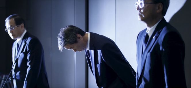 El ya expresidente de Toshiba pidiendo disculpas por el escándalo de las cuentas de la compañía.