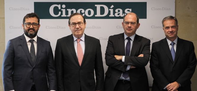 De izquierda a derecha: Javier Hervás (KPMG); Federico Durán (Garrigues); Daniel Cifuentes (Pérez-Llorca) y Martín Godino (Sagardoy) en la redacción de Cinco Días.