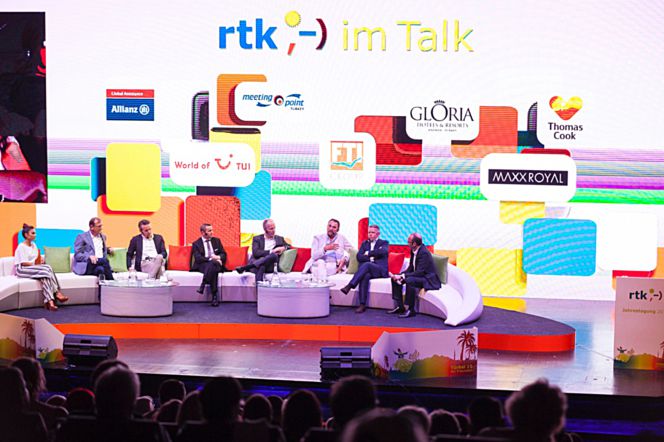 El Director General de rtk Thomas Bösl acompañado de los máximos responsables de TUI, FTI, Thomas Cook, Meeting Point y AllianzCanaria).