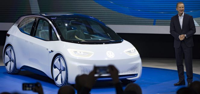 El presidente del consejo de Volkswagen, Herbert Diess, presenta el nuevo coche eléctrico Volkswagen I.D. en el Salón del automóvil de París.