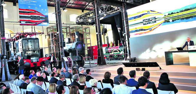 Presentación del convoy inteligente en Roma, que va equipado con más de 10.000 sensores.