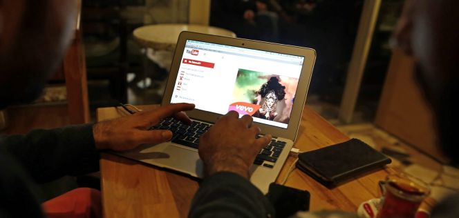 Un ciudadano navega en su ordenador por la página de Youtube.
