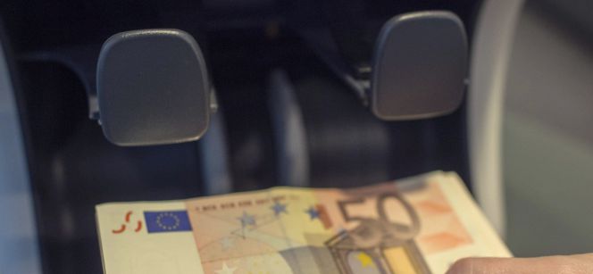 Una persona sacando dinero de un cajero automático