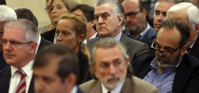 El extesorero del PP Luis Bárcenas (c, arriba), junto a Francisco Correa (d, abajo), presunto cabecilla de la trama Gürtel, Pablo Crespo (i), exsecretario de Organización del PP de Galicia y supuesto número dos de la trama, y Carmen Rodríguez (2i), ex esposa de Francisco Correa, durante el juicio por el caso Gürtel que ha comenzado en la sede de la Audiencia Nacional de San Fernando de Henares. EFEChema Moya