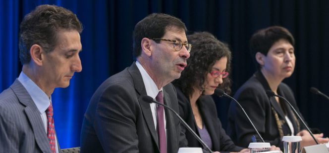 De izquierda a derecha, el director adjunto del Departamento de Investigación del Fondo Monetario Internacional (FMI), Gian Maria Milesi-Ferretti, el economista jefe del FMI, Maurice Obstfeld, la jefa de estudios del Departamento de Investigación, Oya Celasun, y un mimebro del departamento de comunicación, Olga Stankova.