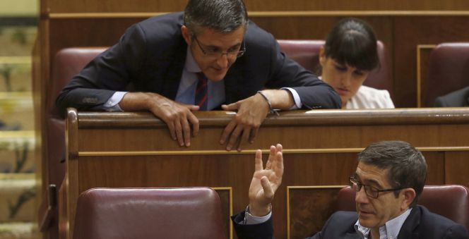 Los diputados socialistas Eduardo Madina y Patxi López.