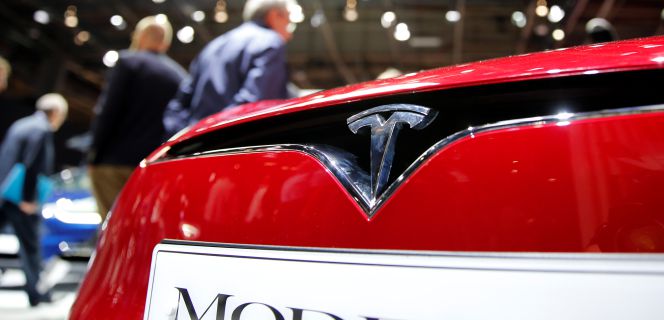 El símbolo de Tesla en uno de sus modelos en París