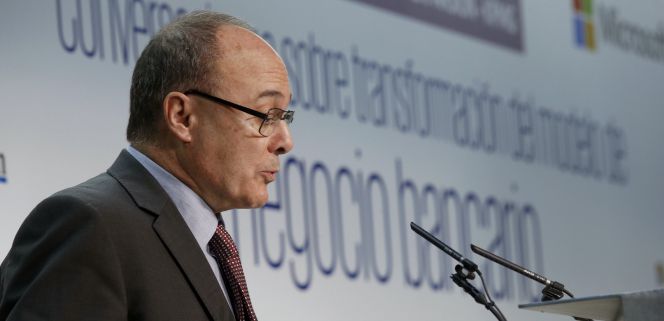 El gobernador del Banco de España, Luis M. Linde, durante el encuentro sobre el modelo de negocio bancario que ha inaugurado hoy en Madrid.