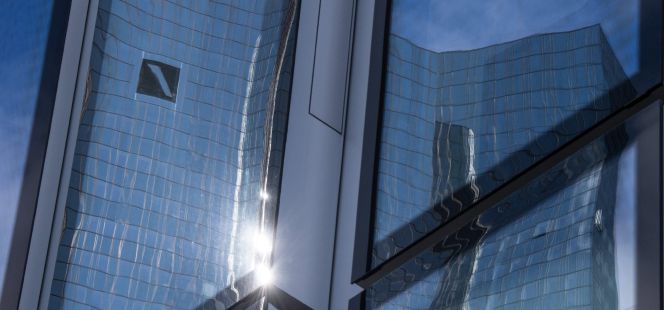 Reflejo de la sede de Deutsche Bank en Fráncfort.