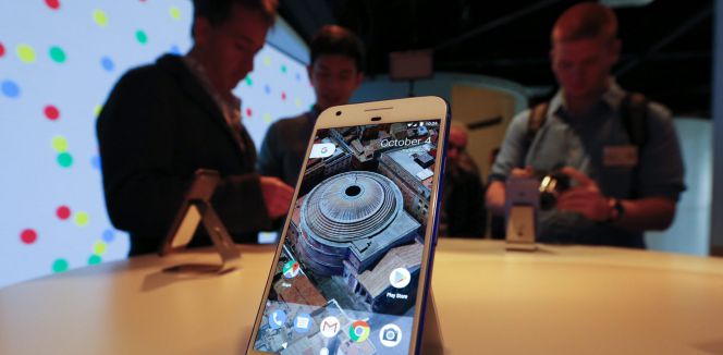 Varias personas prueban el nuevo teléfono inteligente Pixel de Google durante un acto en San Francisco, California.