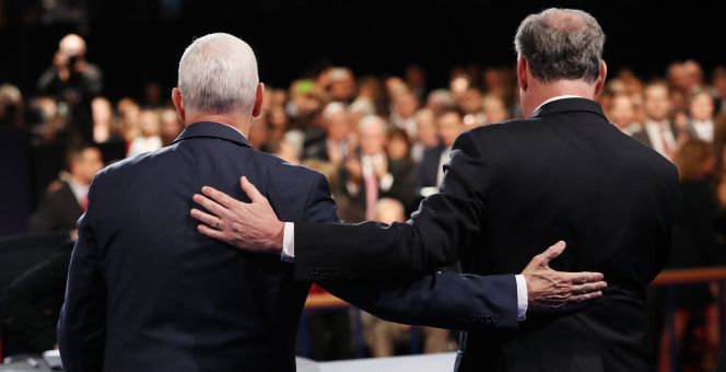 Los candidatos a la Vicepresidencia de EE UU, el republicano Mike Pence (i) y el demócrata Tim Kaine (d), saludan a los asistentes después de participar en el único debate hoy, martes 4 de octubre de 2016, en Farmwille (EE.UU.).