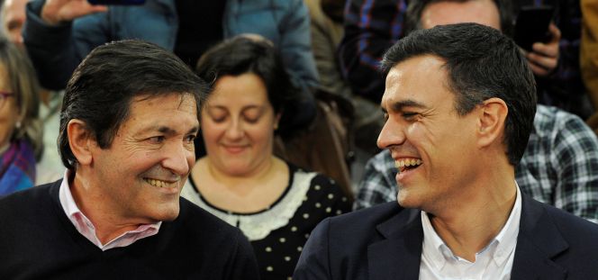 El presidente de la actual gestora del PSOE, Javier Fernandez (izquierda) y el exsecretario general del partido, Pedro Sáncehz.