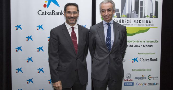 El presidente de la patronal APCE, Juan Antonio Gómez-Pintado, y el secretario de Estado de Hacienda, Miguel Ferre.