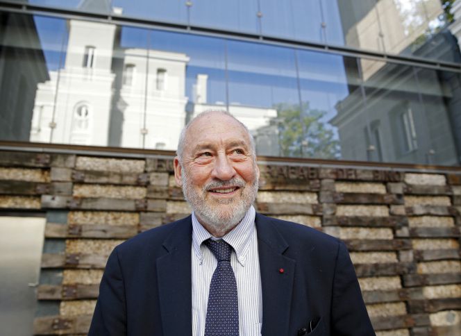 El Nobel de Economía Joseph E. Stiglitz antes de la presentación de su último libro "Cómo la moneda común amenaza el futuro de Europa".