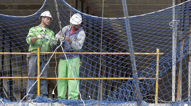 En la imagen, varios trabajadores de la construcción.
