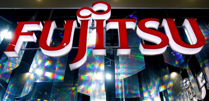 Foto del logo de la compañía de electrónica Fujitsu en Tokio (Japón).