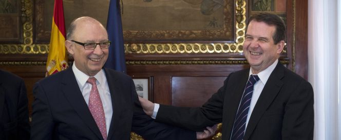 El ministro de Hacienda en funciones, Cristóbal Montoro, y el presidente de la FEMP, Abel Caballero.