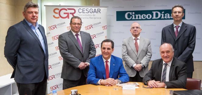 De pie, de izquierda a derecha, Rafael Lambea, director general de Crea SGR, Antonio A. Vega, director general de Avalunión y vicepresidente de SGR Cesgar, José Carlos Montes, director general de Avalia Aragón, Arturo Rojas, socio de AFI. Sentados, José Rolando Álvarez, presidente de Iveraval y de SGR Cesgar, y Josu Sánchez, presidente de Elkargi SGR.